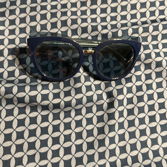 Tory Burch sunglasses with case - Picture 2 of 4